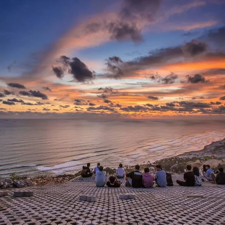 Menikmati senja di pantai